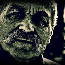 Die lächerliche und fiktive Biografie von Francesco.