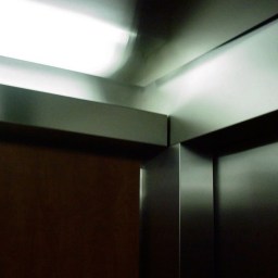 Ein Fötus im Aufzug ohne Zeit und Gewicht.