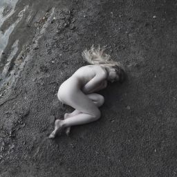 Ohne Hut und Mantel.