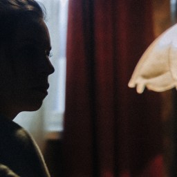 Ein kleiner Mensch an der Wand.