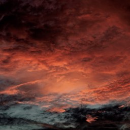 Ein dunkelgrau gekleideter Reiter.