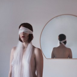 Sie denkt an Thomas.