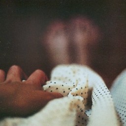 Im Boden ist ein Loch.